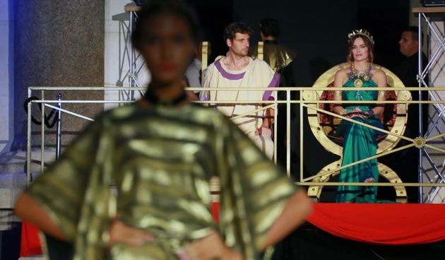 Modna revija u cast cara Dioklecijana i carice Priske pod nazivom Putovanje toge kroz stoljeca. Modne kreacije Ivice Skoko, Anamarije Asanovic, Modne kuca MAK, Ane Kujundzic, BUBA BU by Gorane Milakovic, Tonke Alujevic, Marije Primorac, te frizerski salon