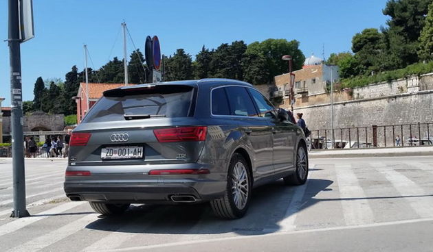 Audi Q7 tvrtke Auto Hrvatska (ZD001AH) nepropisno parkiran na pješakom otoku u Foši