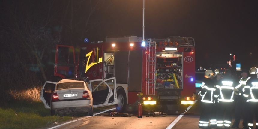 Pula. Teška prometna nesreća na Vodnjanskoj cesti. Poginuo mladić, tri djevojke teško ozljeđene Pula. Teška prometna nesreća na Vodnjanskoj cesti. Poginuo mladić, tri djevojke teško ozljeđene