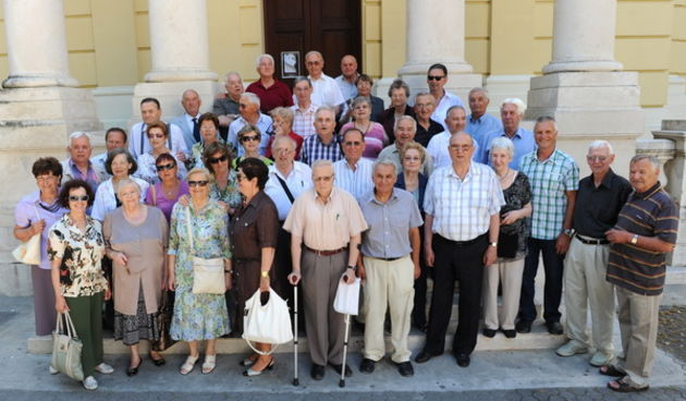 Zadar, 210611.  Danas su maturanti Zadarske gimnazije, danasnje gimnazije Vladimir Nazor proslavili 55. godisnjicu mature. Foto: Andrija Lucic / CROPIX