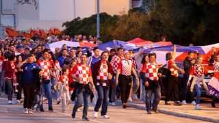 Rijeke navijača u Splitu pred početak utakmice Hrvatske i Walesa Rijeke navijača u Splitu pred početak utakmice Hrvatske i Walesa