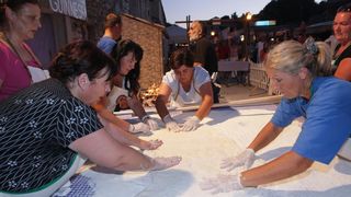 28.07.2013., Benkovac – Benkovacki prisnac je vec odavno puno vise od obicnog jela, autohtona delicija Bukovice i Ravnih kotara, jednostavna, a opet tako dobra. Stoljecima se sprema na ovim prostorima i jedno je od najprepoznatljivijih jela ovoga kraja. 28.07.2013., Benkovac – Benkovacki prisnac je vec odavno puno vise od obicnog jela, autohtona delicija Bukovice i Ravnih kotara, jednostavna, a opet tako dobra. Stoljecima se sprema na ovim prostorima i jedno je od najprepoznatljivijih jela ovoga kraja.