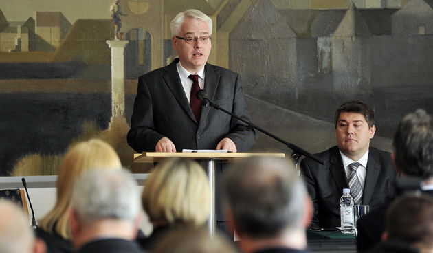 Zagreb, 230313.
Zajednicka sjednica Vijeca za socijalnu pravdu i Savjeta za gospodarstvo Predsjednika Republike pod nazivom Siromastvo i duznicka kriza gradjana, u uredu predsjednika na Pantovcaku.
Na fotografiji: Ivo Josipovic.
Foto: Boris Kovacev / CROP