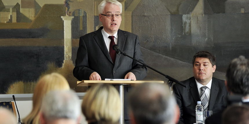 Zagreb, 230313.
Zajednicka sjednica Vijeca za socijalnu pravdu i Savjeta za gospodarstvo Predsjednika Republike pod nazivom Siromastvo i duznicka kriza gradjana, u uredu predsjednika na Pantovcaku.
Na fotografiji: Ivo Josipovic.
Foto: Boris Kovacev / CROP Zagreb, 230313.
Zajednicka sjednica Vijeca za socijalnu pravdu i Savjeta za gospodarstvo Predsjednika Republike pod nazivom Siromastvo i duznicka kriza gradjana, u uredu predsjednika na Pantovcaku.
Na fotografiji: Ivo Josipovic.
Foto: Boris Kovacev / CROP