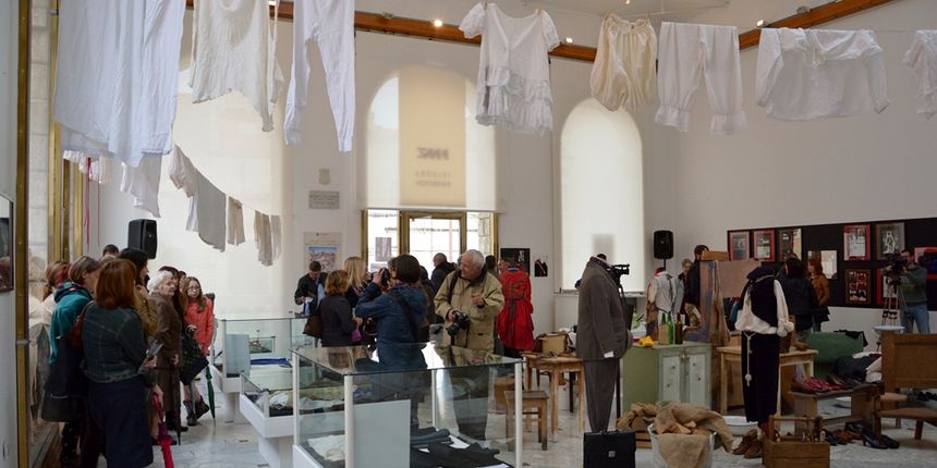 Izložba “Stoše od Foše ili ti Kate Kapuralica i Mare, Luce…..”, foto: Iva Perinčić Izložba “Stoše od Foše ili ti Kate Kapuralica i Mare, Luce…..”, foto: Iva Perinčić