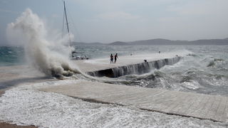 Zadar, 260812
Olujno nevrijeme sa jakim zapadnim vjetrom zahvatilo je u ranim popodnevnim satima zadarsko podrucje na radost brojnih turista i Zadrana koji su uzivali u prekrasnim prizorima, ali isto tako i na nesrecu mnogih nauticara kojima je ovakva olu