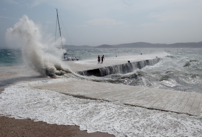 Zadar, 260812
Olujno nevrijeme sa jakim zapadnim vjetrom zahvatilo je u ranim popodnevnim satima zadarsko podrucje na radost brojnih turista i Zadrana koji su uzivali u prekrasnim prizorima, ali isto tako i na nesrecu mnogih nauticara kojima je ovakva olu