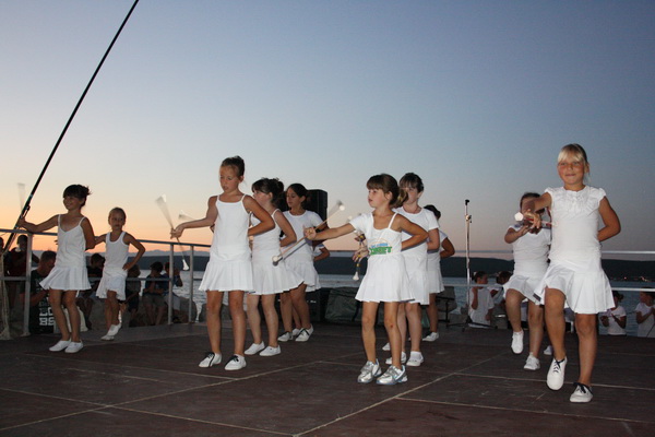 Vecer folklora: KUD Nevijana i ansambl Horenak u Nevidjenima Vecer folklora: KUD Nevijana i ansambl Horenak u Nevidjenima