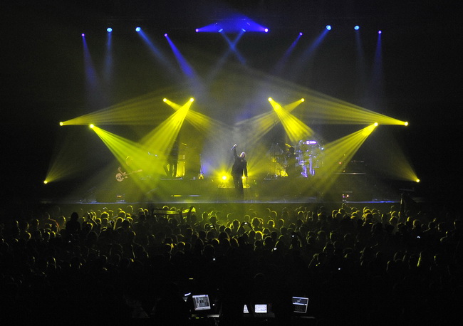 Split, 131109.
Skotski band “Simple Minds odrzao koncert u splitskoj  Spaladium Areni. Kao predgrupa nastupio je trio Vlatko Stefanovski.
Foto: Jadran Babic / CROPIX