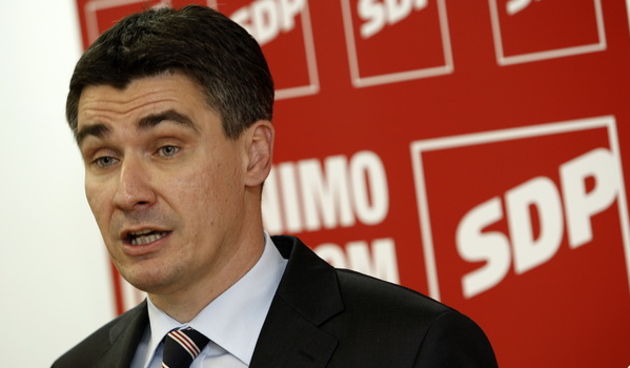 Zagreb, 010709. U sjedistu SDP-a na Iblerovom trgu predsjednik stranke Zoran Milanovic okruzen najblizim suradnicima odrzao je konferenciju za novinare povodom ostavke predsjednika vlade RH Ive Sanadera. Foto: Dragan Matic / CROPIX