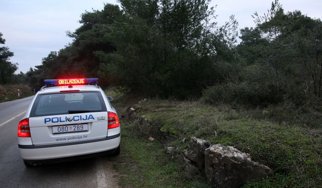 Pula, 180110. Sinoc oko 21 sat desilo se ubojstvo u automobilu na Premanturskoj cesti . Na slici policija koja  osigurava mjesto dogadjaja.  Foto: Goran Sebelic / CROPIX