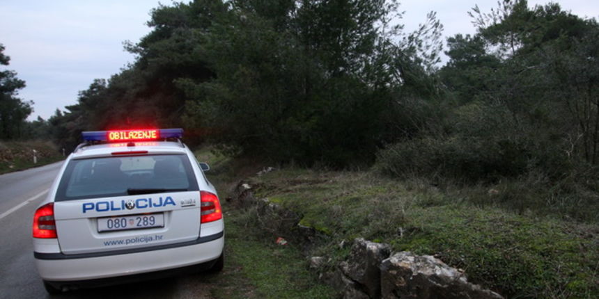 Pula, 180110. Sinoc oko 21 sat desilo se ubojstvo u automobilu na Premanturskoj cesti . Na slici policija koja osigurava mjesto dogadjaja. Foto: Goran Sebelic / CROPIX Pula, 180110. Sinoc oko 21 sat desilo se ubojstvo u automobilu na Premanturskoj cesti . Na slici policija koja osigurava mjesto dogadjaja. Foto: Goran Sebelic / CROPIX
