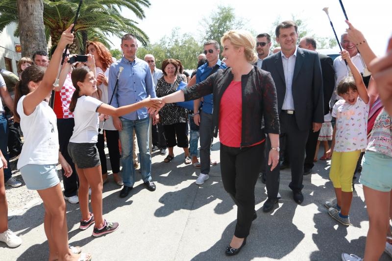 Kaštel Lukšić: Kolinda Grabar-Kitarović obišla Muzej grada Kaštela u dvorcu Vitturi Kaštel Lukšić: Kolinda Grabar-Kitarović obišla Muzej grada Kaštela u dvorcu Vitturi