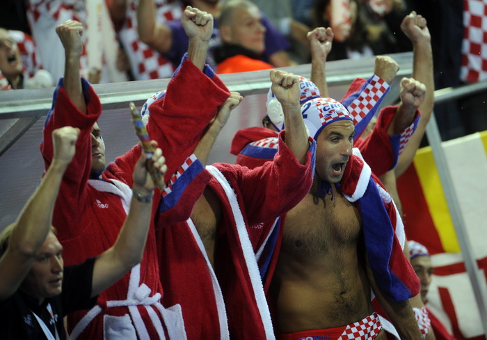 Zagreb, 110910.
Bazen Mladosti na Savi.
29. Europsko prvenstvo u vaterpolu.
Finalna utakmica za pobjednika Europskog prvenstva u vaterpolu  Hrvatska – Italija. 
Na slici: igraci slave.
Foto:  Drago Sopta / CROPIX