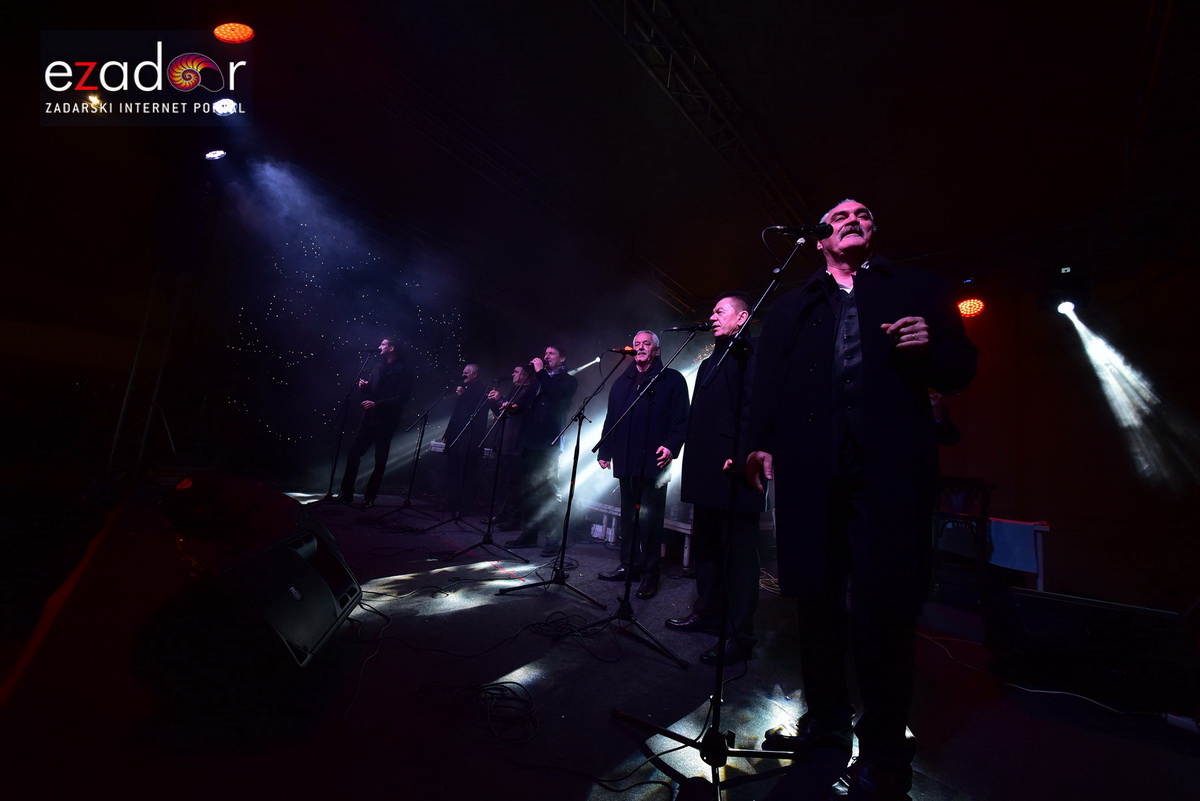 Tisuće Zadrana uživalo na krcatom Narodnom trgu i Tgu Petra Zoranića uz Tomislava Bralića i klapu Intrade Tisuće Zadrana uživalo na krcatom Narodnom trgu i Tgu Petra Zoranića uz Tomislava Bralića i klapu Intrade