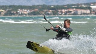 Jaka bura pružila je prigodu nekolicini kitesurfera da pokažu svoje umjeće na ninskoj plaži.  Photo: Dino Stanin/PIXSELL
