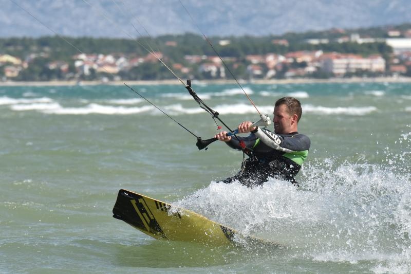 Jaka bura pružila je prigodu nekolicini kitesurfera da pokažu svoje umjeće na ninskoj plaži.  Photo: Dino Stanin/PIXSELL