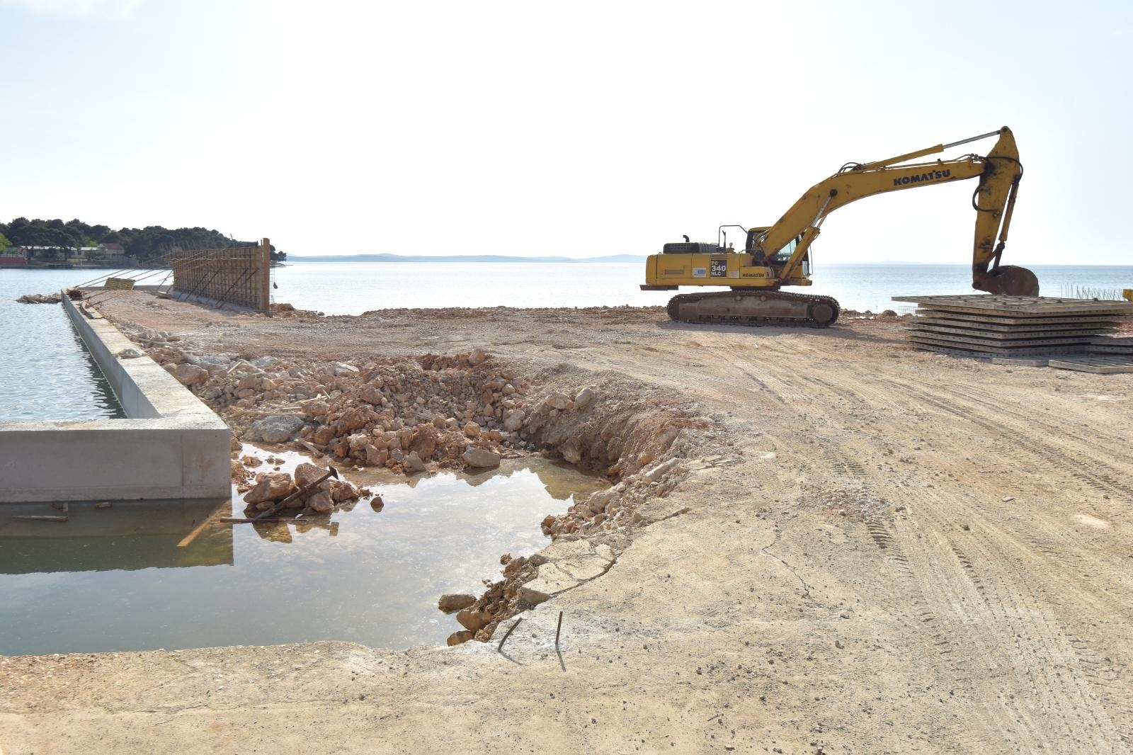 Vandali napravili veliku štetu na gradilištu obalnog zida u Petrčanima