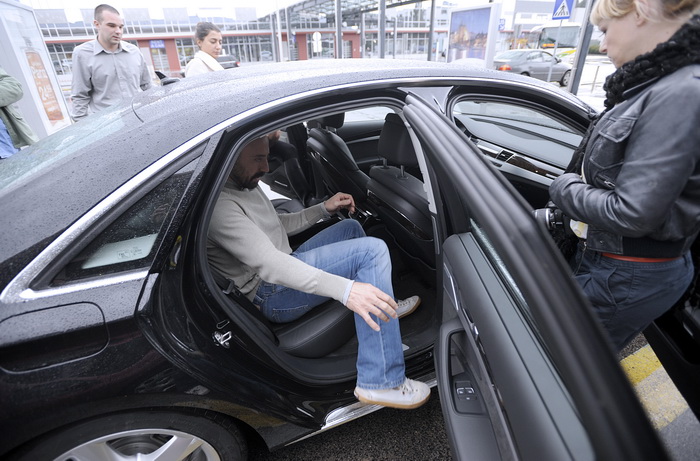 Ljubljana, 071110.
Danas je na ljubljansku zracnu luku Brnik stigao glumac Halit Ergenc poznatiji kao Onur iz sapunice 1001 noc. Stigao je avionom Turkisch airlinesa iz Istanbula.
Na slici: glumac Halit Ergenc odvezao se u Audiu A8.
Foto: Sime Sokota / CR Ljubljana, 071110.
Danas je na ljubljansku zracnu luku Brnik stigao glumac Halit Ergenc poznatiji kao Onur iz sapunice 1001 noc. Stigao je avionom Turkisch airlinesa iz Istanbula.
Na slici: glumac Halit Ergenc odvezao se u Audiu A8.
Foto: Sime Sokota / CR