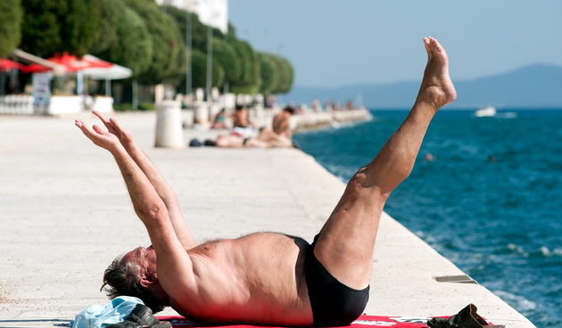 Zadar, 070712
Kao i u citavoj Hrvatskoj i u Zadru se visoke temperature nastavljaju, pa je jos jedno ljetno popodne na zadarskoj rivi proteklo uz puno kupaca.
Na slici: vjezbanje na rivi .
Foto: Luka Gerlanc / CROPIX