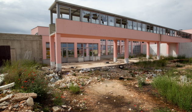 Zadar, 140512.
Centar za djecu s posebnim potrebama kod sportskog centra Mocire jos ceka zavrsetak gradjevinskih radova. 
U medjuvremenu su razbijeni prozori i vrata na zgradi.
Foto: Jure Miskovic / CROPIX