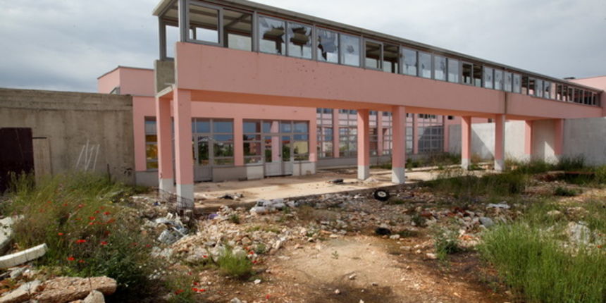 Zadar, 140512.
Centar za djecu s posebnim potrebama kod sportskog centra Mocire jos ceka zavrsetak gradjevinskih radova. 
U medjuvremenu su razbijeni prozori i vrata na zgradi.
Foto: Jure Miskovic / CROPIX