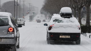 Split, 030212
Nakon nekoliko godina, danima najavljivan snijeg pao je i na Splitskom podrucju. Iako je bio najavljen, Splicani nisu bili spremni na bijeli pokrivac, te im je on uz snaznu buru otezavao svakodnevni zivot. Teperatura je bila oko -3. Najvjero Split, 030212
Nakon nekoliko godina, danima najavljivan snijeg pao je i na Splitskom podrucju. Iako je bio najavljen, Splicani nisu bili spremni na bijeli pokrivac, te im je on uz snaznu buru otezavao svakodnevni zivot. Teperatura je bila oko -3. Najvjero
