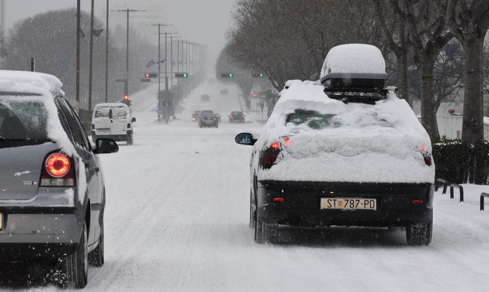 Split, 030212
Nakon nekoliko godina, danima najavljivan snijeg pao je i na Splitskom podrucju. Iako je bio najavljen, Splicani nisu bili spremni na bijeli pokrivac, te im je on uz snaznu buru otezavao svakodnevni zivot. Teperatura je bila oko -3. Najvjero Split, 030212
Nakon nekoliko godina, danima najavljivan snijeg pao je i na Splitskom podrucju. Iako je bio najavljen, Splicani nisu bili spremni na bijeli pokrivac, te im je on uz snaznu buru otezavao svakodnevni zivot. Teperatura je bila oko -3. Najvjero