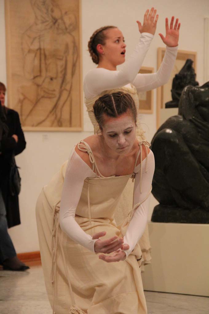 Glazbeno-plesni performans “Ona koja nosi”, foto: Iva Perinčić Glazbeno-plesni performans “Ona koja nosi”, foto: Iva Perinčić