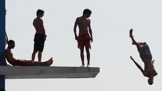 Zadar, 030712.
Skakaona na bazenu na Kolovarima omiljeno je okupljalista mladih zadrana zaljubljenika u skokove u more.
Foto: Andrija Lucic / Cropix