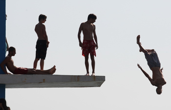 Zadar, 030712.
Skakaona na bazenu na Kolovarima omiljeno je okupljalista mladih zadrana zaljubljenika u skokove u more.
Foto: Andrija Lucic / Cropix