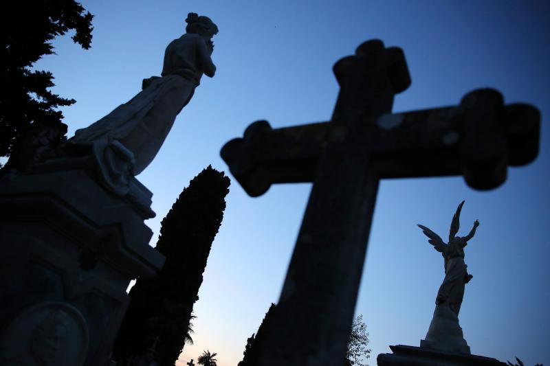 Na Gradskom groblju gradjani se prisjecaju svojih najbliznjih koji vise nisu s njima, a na centralnom dijelu zapaljene su svijece za sve stradale u Domovinskom ratu. Photo: Filip Brala/PIXSELL Na Gradskom groblju gradjani se prisjecaju svojih najbliznjih koji vise nisu s njima, a na centralnom dijelu zapaljene su svijece za sve stradale u Domovinskom ratu. Photo: Filip Brala/PIXSELL