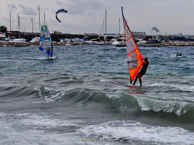 Kiteri i surferi uživali u jakom jugu