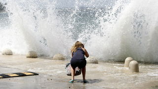 Zadar, 200711.
Jaka tramontana puse od sinoc. Dok mnogima stvara probleme u morskom prometu neki uzivaju u velikim valovima. 
Foto: Jure Miskovic / CROPIX