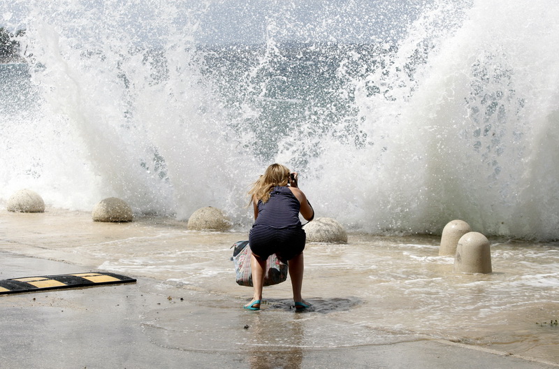 Zadar, 200711.
Jaka tramontana puse od sinoc. Dok mnogima stvara probleme u morskom prometu neki uzivaju u velikim valovima. 
Foto: Jure Miskovic / CROPIX