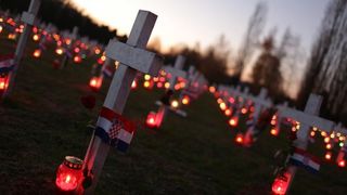 Vukovar: Lampioni osvjetljavaju 938 bijelih križeva na Memorijalnom groblju. Foto: Grgur Žućko/PIXSELL Vukovar: Lampioni osvjetljavaju 938 bijelih križeva na Memorijalnom groblju. Foto: Grgur Žućko/PIXSELL