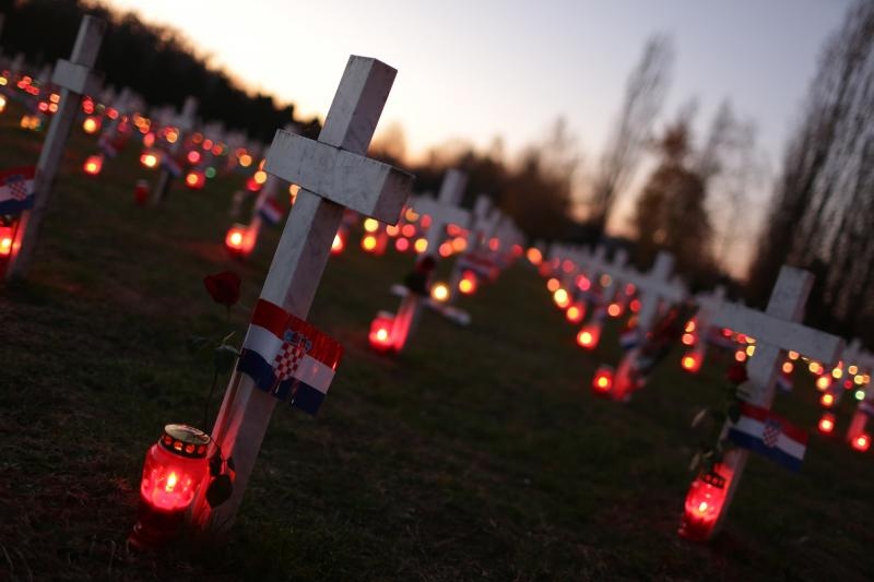 Vukovar: Lampioni osvjetljavaju 938 bijelih križeva na Memorijalnom groblju. Foto: Grgur Žućko/PIXSELL Vukovar: Lampioni osvjetljavaju 938 bijelih križeva na Memorijalnom groblju. Foto: Grgur Žućko/PIXSELL
