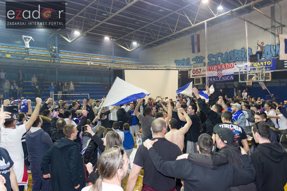 Humanitarno gledanje utakmice Zadar-Cibona (85-84) u Jazinama Humanitarno gledanje utakmice Zadar-Cibona (85-84) u Jazinama