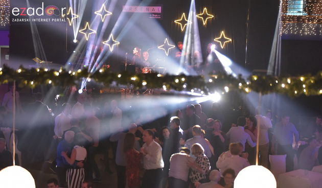 Tisuće Zadrana uživalo  na krcatom Narodnom trgu i Tgu Petra Zoranića uz Tomislava Bralića i klapu Intrade