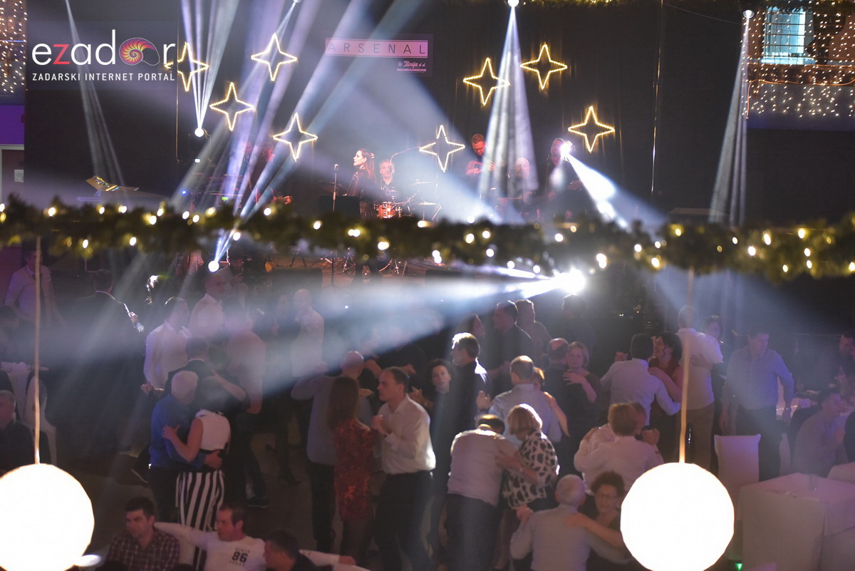 Tisuće Zadrana uživalo na krcatom Narodnom trgu i Tgu Petra Zoranića uz Tomislava Bralića i klapu Intrade Tisuće Zadrana uživalo na krcatom Narodnom trgu i Tgu Petra Zoranića uz Tomislava Bralića i klapu Intrade