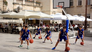 Narodni trg: Predstavljene košarakašice i košarkaši Zadra. foto: Mladen Malik