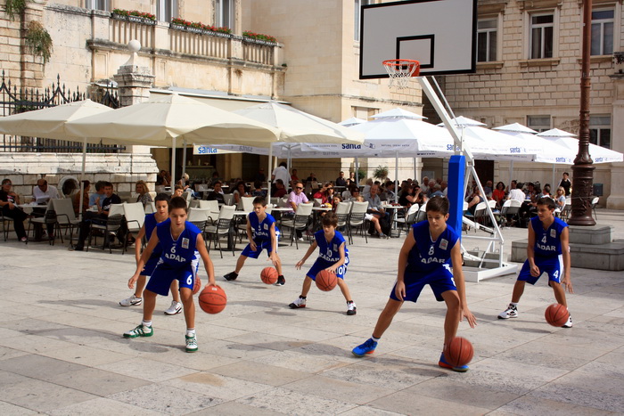 Narodni trg: Predstavljene košarakašice i košarkaši Zadra. foto: Mladen Malik