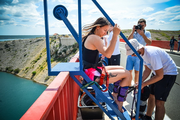 Mario Možnik i njegovi kolege sportaši otvorili su sezonu Bungee Jumpinga sa starog Masleničkom mosta