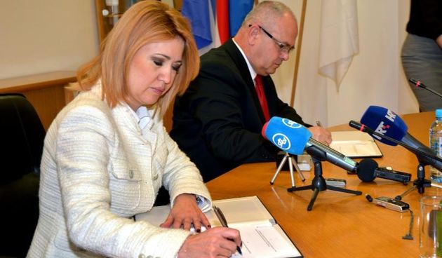 Slavonski Brod – Potpredsjednica Vlade i ministrica socijalne politike i mladih Milanka Opacic i gradonacelnik Slavonskog Broda Mirko Duspara u Velikoj vijecnici Grada Broda potpisali su Sporazum o mjerama za ublazavanje financijskih teskoca odredjenog di