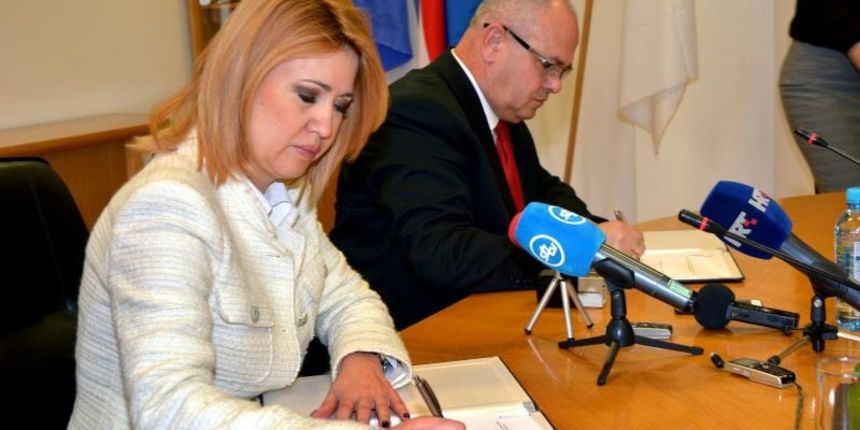 Slavonski Brod – Potpredsjednica Vlade i ministrica socijalne politike i mladih Milanka Opacic i gradonacelnik Slavonskog Broda Mirko Duspara u Velikoj vijecnici Grada Broda potpisali su Sporazum o mjerama za ublazavanje financijskih teskoca odredjenog di Slavonski Brod – Potpredsjednica Vlade i ministrica socijalne politike i mladih Milanka Opacic i gradonacelnik Slavonskog Broda Mirko Duspara u Velikoj vijecnici Grada Broda potpisali su Sporazum o mjerama za ublazavanje financijskih teskoca odredjenog di