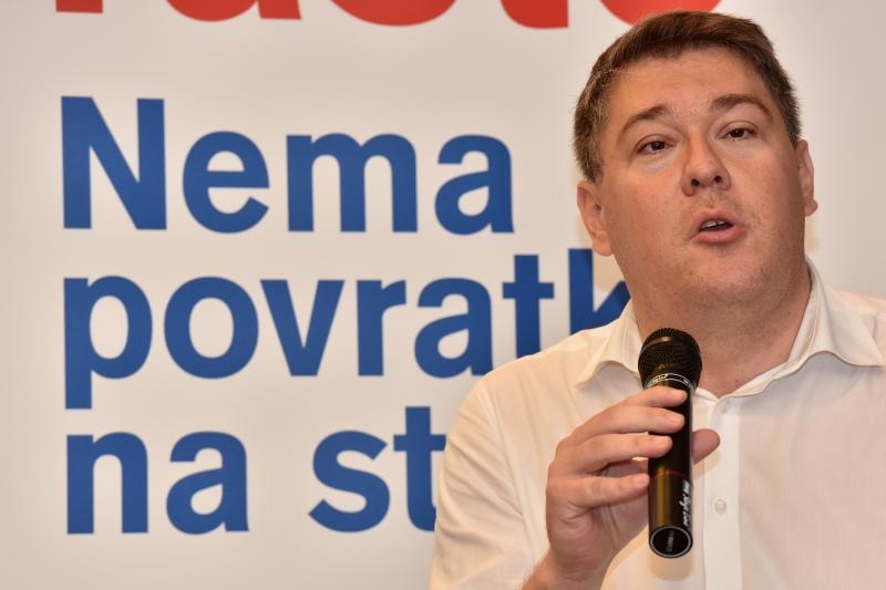 Boris Lalovac sudjelovao je na SDP-ovoj predizbornoj tribini u hotelu Kolovare te je odgovarao na pitanja okupljenih građana, Foto: Dino Stanin/PIXSELL Boris Lalovac sudjelovao je na SDP-ovoj predizbornoj tribini u hotelu Kolovare te je odgovarao na pitanja okupljenih građana, Foto: Dino Stanin/PIXSELL