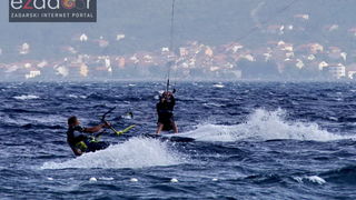 Guštanje surfera u jakom jugu Guštanje surfera u jakom jugu