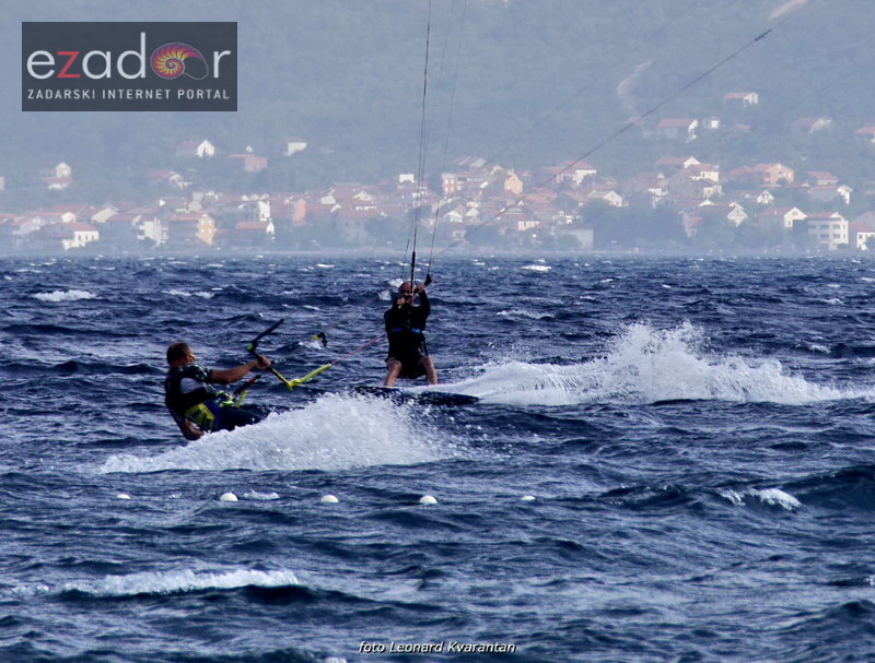 Guštanje surfera u jakom jugu Guštanje surfera u jakom jugu