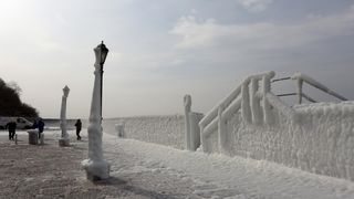 Zaleđeno more i čudesne ledene skulpture na senjskoj rivi