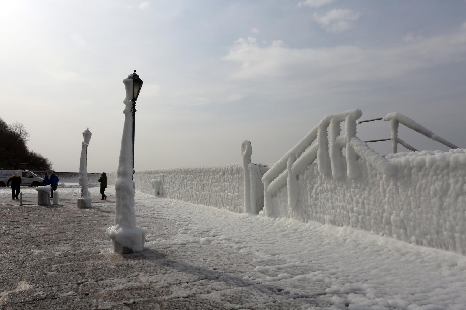 Zaleđeno more i čudesne ledene skulpture na senjskoj rivi